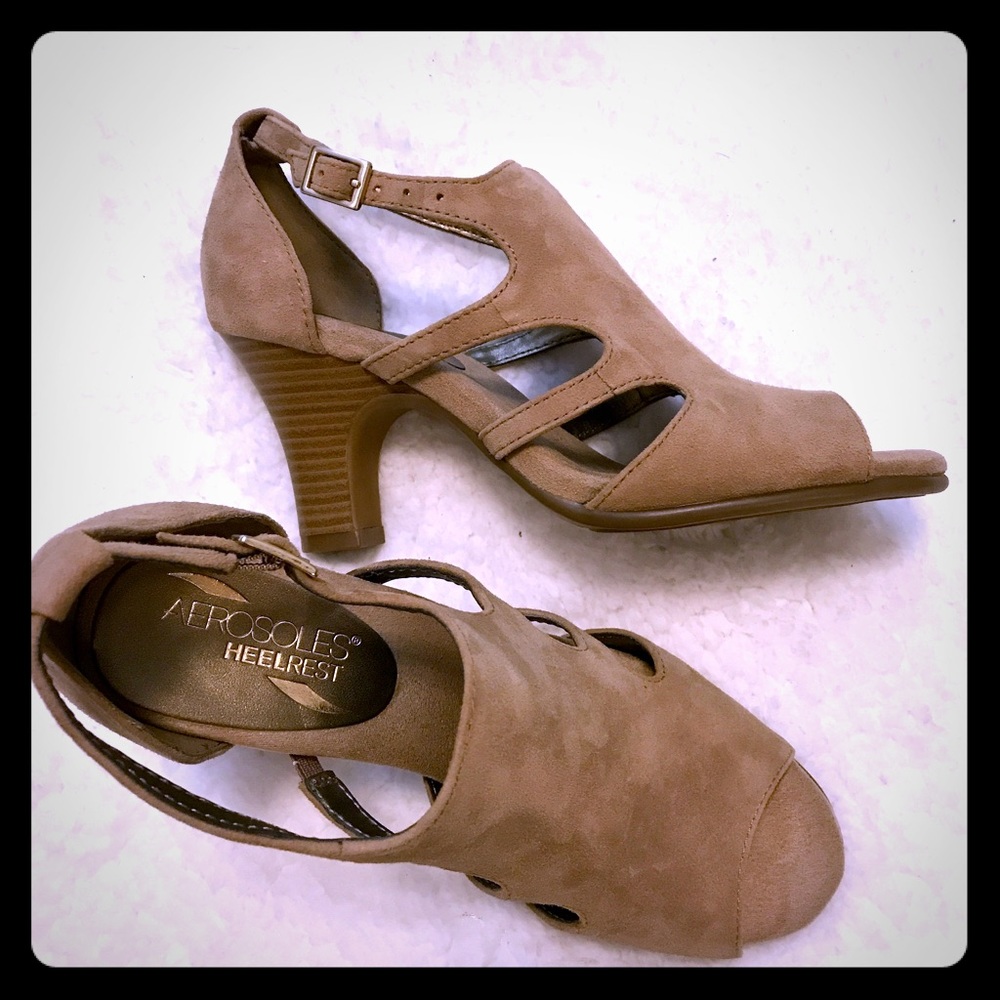 Aerosoles. Suede Tan Sandals.  Size 6.